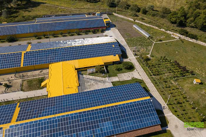 Große Betriebshalle, die vollflächig mit PV gedeckt ist